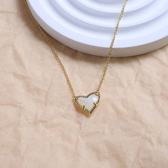 Kendra Scott - Ari Heart Ivory Mother-of-Pearl Necklace Gold - Picture 2 of 2